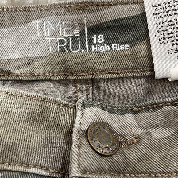 TIME AND TRU HIGH RISE CAMOUFLAGE RAW HEM DISTRESSED BUTTON FLY SHORT SIZE 18 - Picture 6 of 8